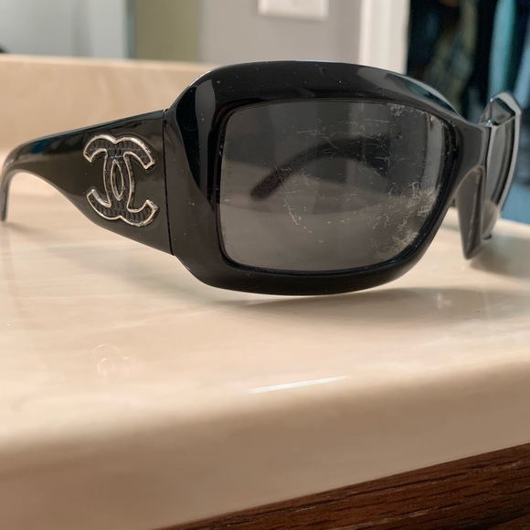 Black python Chanel sunglasses - Picture 6 of 8